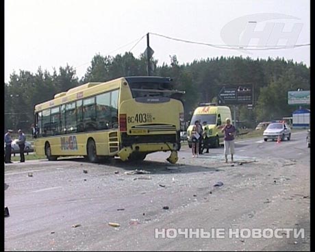 Жуткая авария на Московском тракте, возле «Меги»: Фура с отказавшими тормозами на всем ходу врезалась в пассажирский автобус. Без крови не обошлось